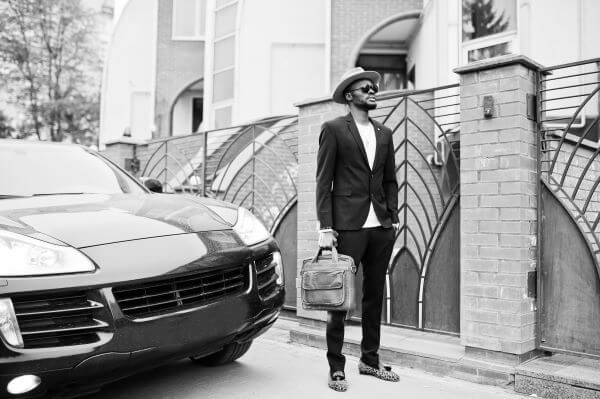 Idées de costumes d'été pour hommes 7 Un costume sombre avec un chapeau et des chaussures à imprimé léopard