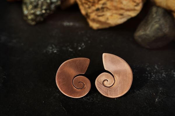 Comment coordonner votre tenue avec des bijoux en cuivre 1 Petites boucles d'oreilles en cuivre