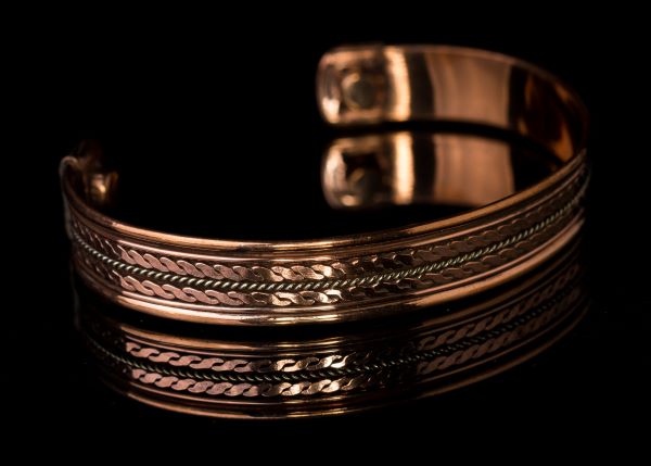 Comment coordonner votre tenue avec des bijoux en cuivre 2 Un barcelet en cuivre