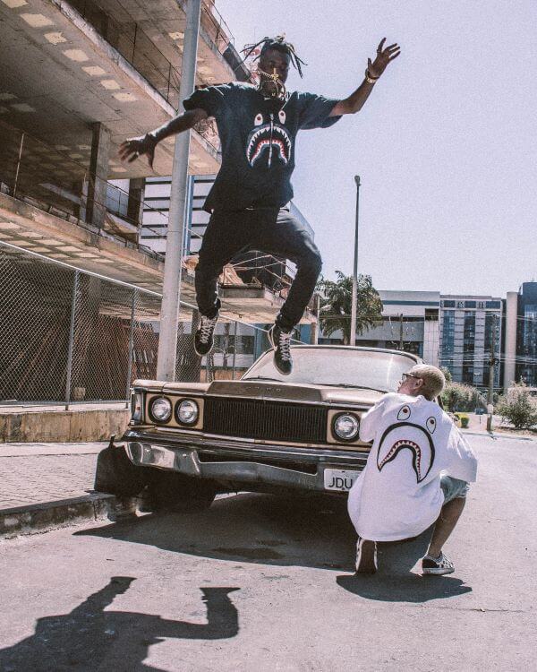 6 étapes pour créer une marque de mode streetwear à partir de zéro 1 Deux hommes traînant près d'une voiture américaine cool