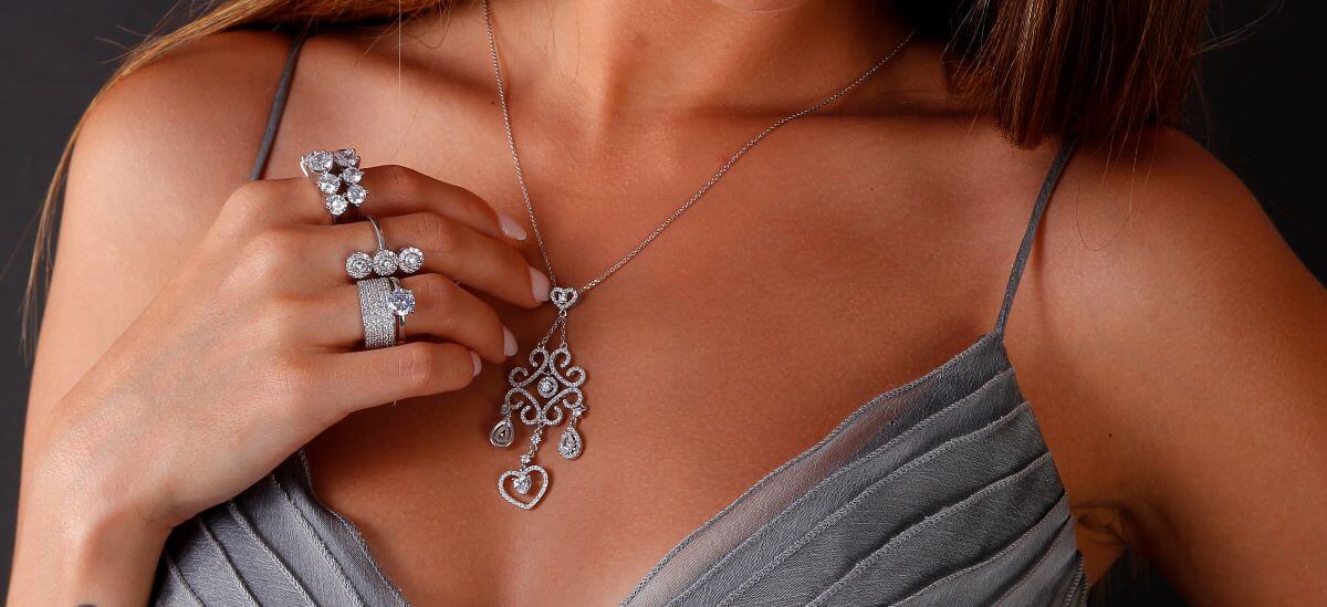 femme portant des bijoux en diamants