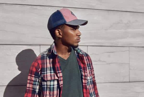 Homme portant un chapeau de camionneur bleu et rose