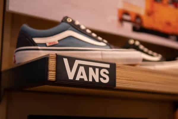 La Vans Old Skool dans un coloris bleu et noir classique