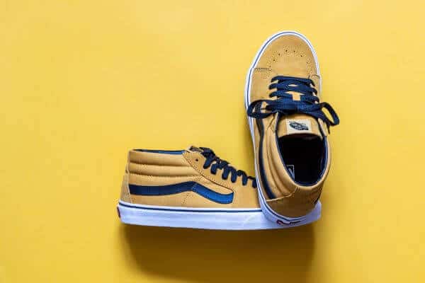 La chaussure Half Cab Vans en jaune avec une bande bleue