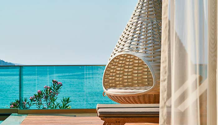 chaise en osier suspendue sur la terrasse