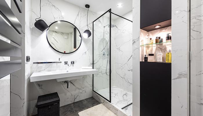 salle de bain noir et blanc avec lavabo suspendu