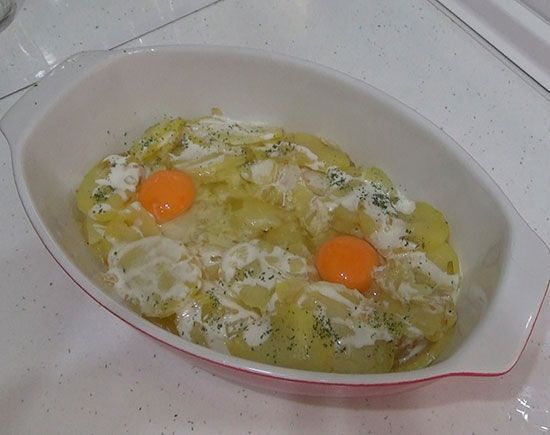 Casserole d'œufs au plat avec pommes de terre