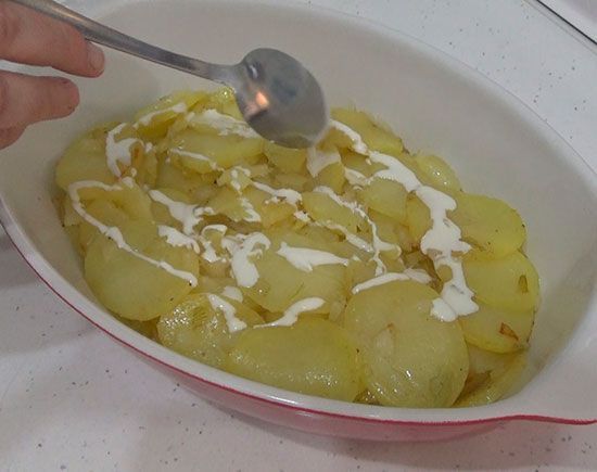 Casserole d'œufs au plat avec pommes de terre