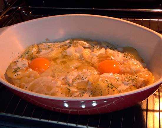 Casserole d'œufs au plat avec pommes de terre