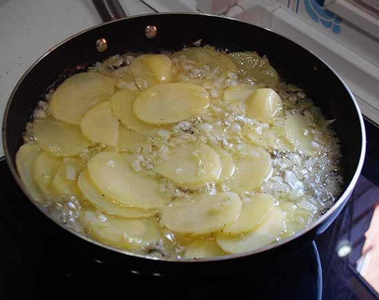 Casserole d'œufs au plat avec pommes de terre