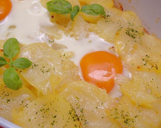 Casserole d'œufs au plat avec pommes de terre