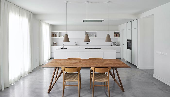 cuisine salle à manger avec trois lampes