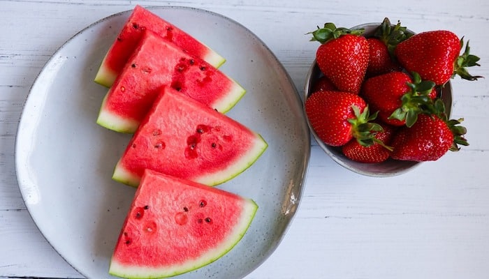 une assiette de pastèque avec des fraises