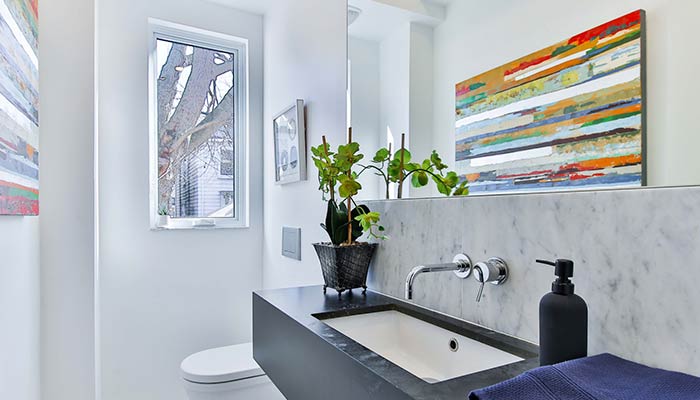 salle de bain avec peinture couleur abstraite 