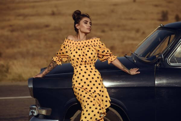 Meilleures tendances d'impression à essayer cet été 1 Dame aux cheveux noirs portant une robe à pois