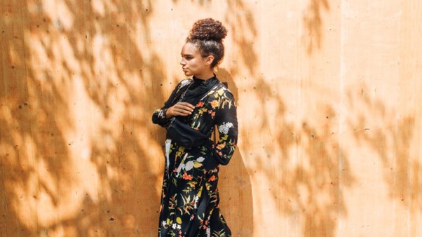Meilleures tendances d'impression à essayer cet été 4 Femme en robe à fleurs sombre