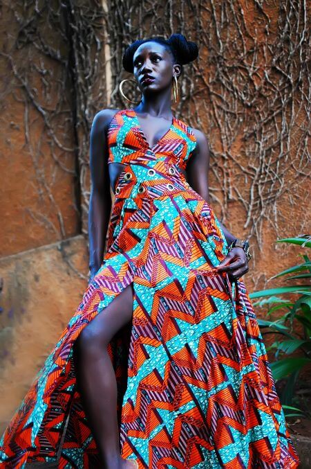 Meilleures tendances d'impression à essayer cet été 3 Une dame en robe d'impression africaine lumineuse