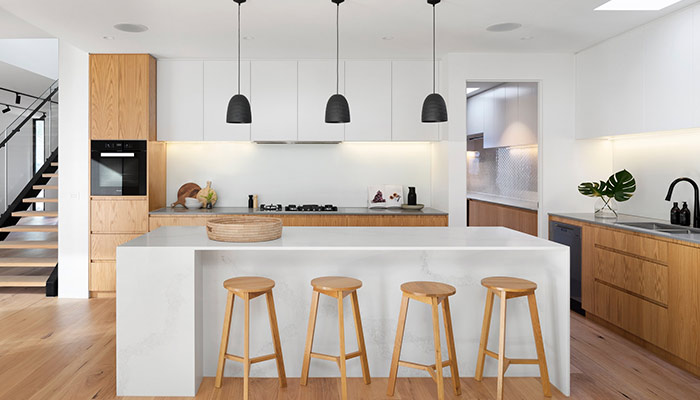 cocina en blanco y madera y estilo nordico