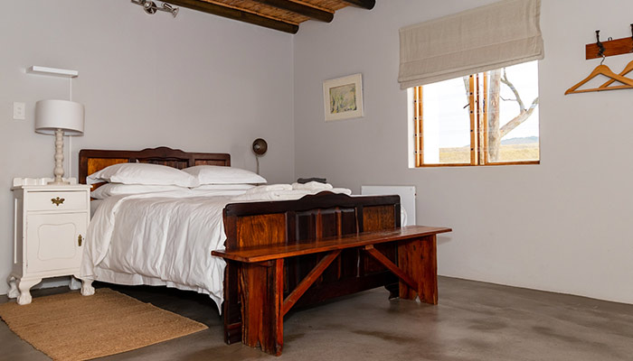 dormitorio rustico en madera oscura y blanco