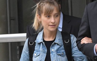 Allison Mack, de “Smallville”, libérée de prison après son implication choquante dans la secte NXIVM ! Découvrez son incroyable histoire !
