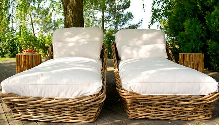 transats en osier sur la terrasse