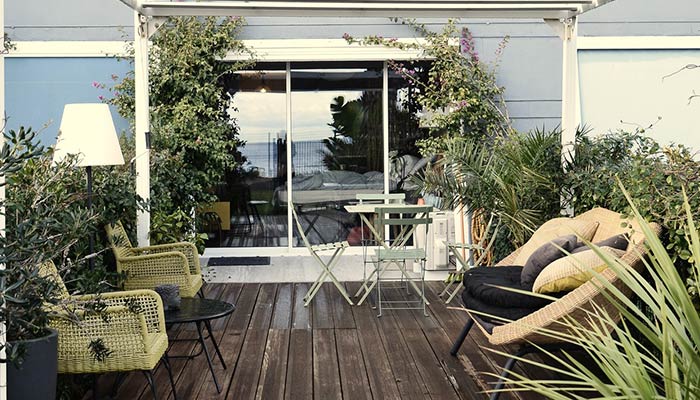 terraza rustica con suelo de madera