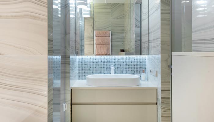 salle de bain polie avec des détails bleus