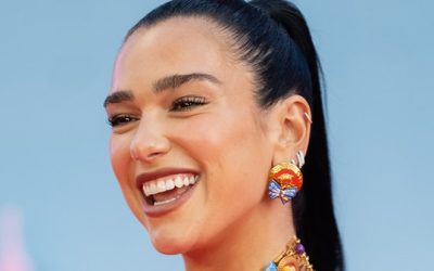 Dua Lipa fait revivre la French Manicure avec une touche Barbie qui va vous faire tomber amoureux ! 💅🎀
