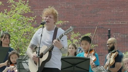 Ed Sheeran: Il fait une surprise à de jeunes musiciens