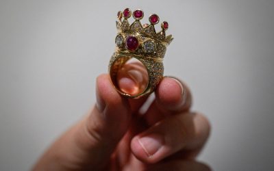 Incroyable ! Découvre qui a acheté la bague de Tupac Shakur lors d’une vente aux enchères ! Un rappeur célèbre dévoilé !