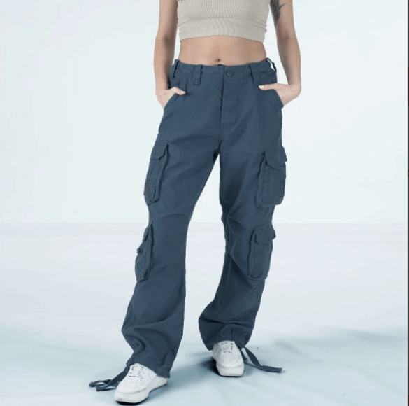 femme en pantalon cargo