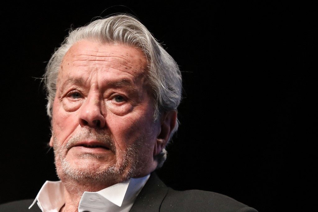 Dame de compagnie : Enquête ouverte après les plaintes des enfants d’Alain Delon
