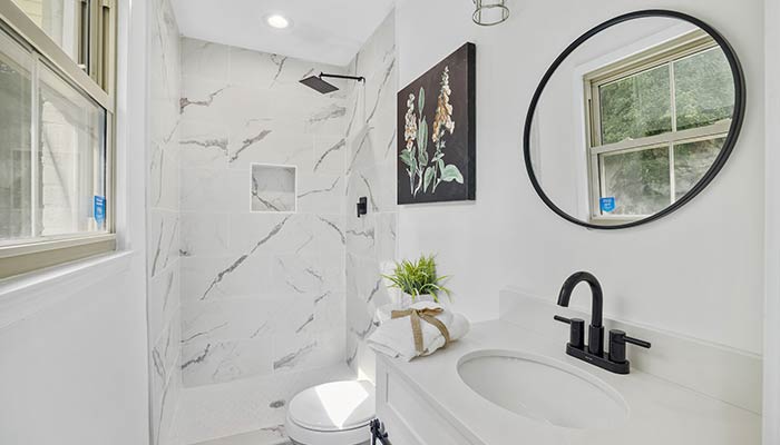 peinture avec des motifs végétaux dans la salle de bain