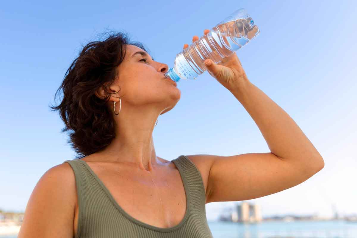 hydratation et une bonne alimentation sont les secrets d'une peau éclatante à 40 ans