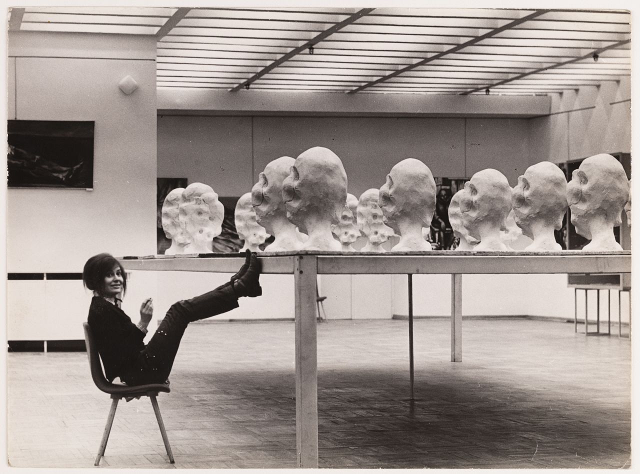 Wanda Czełkowska à côté de son installation \