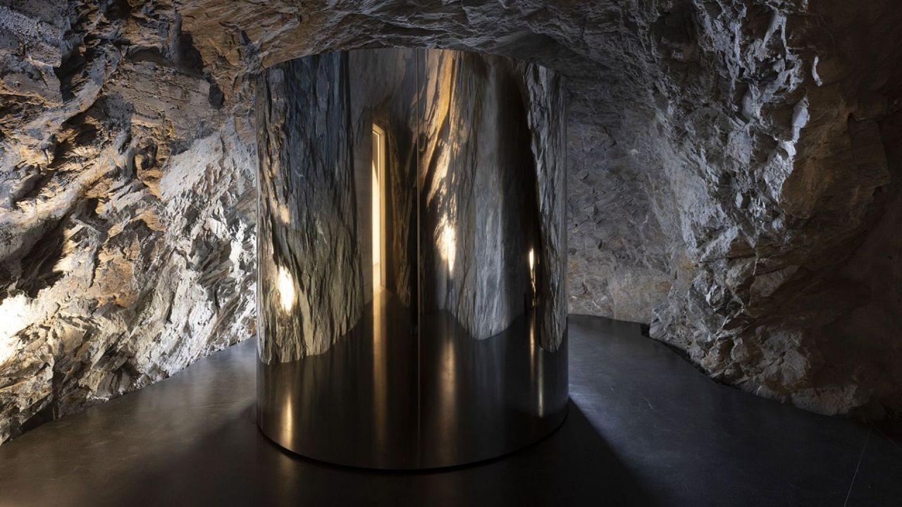 Installation intitulée 'NARCISSUSSUSCH' par Mirosław Bałka
