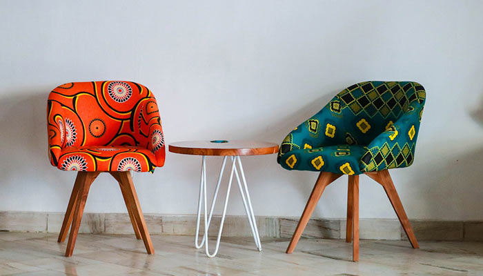 fauteuils avec des imprimés colorés
