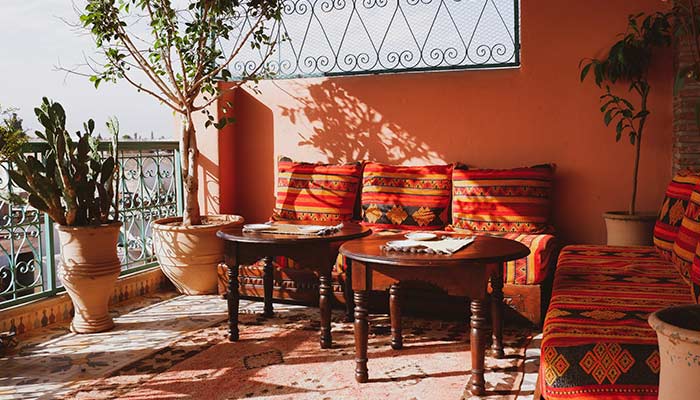 terrasse avec des imprimés ethniques
