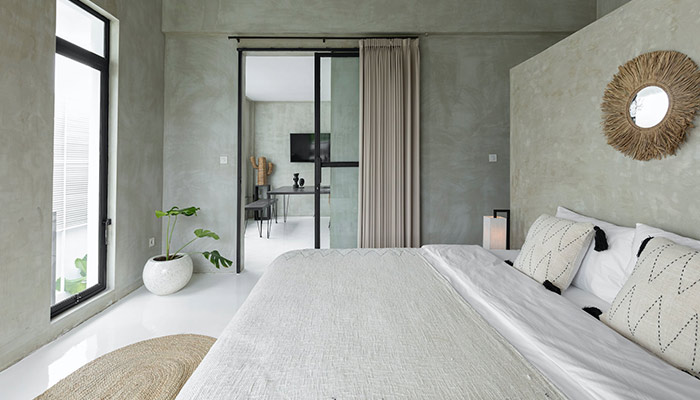 chambre slow avec de grandes fenêtres