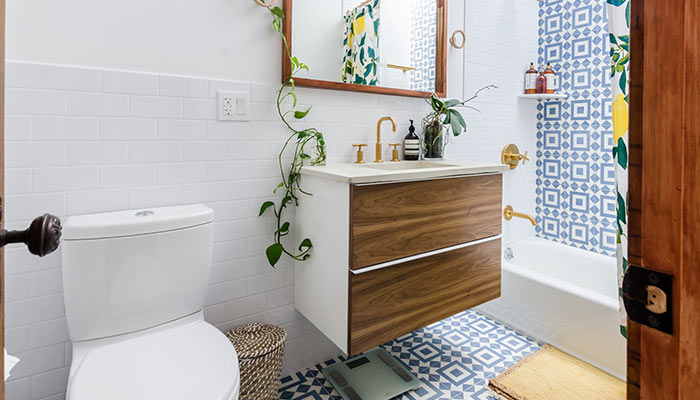 salle de bain avec meuble suspendu et carrelage coloré
