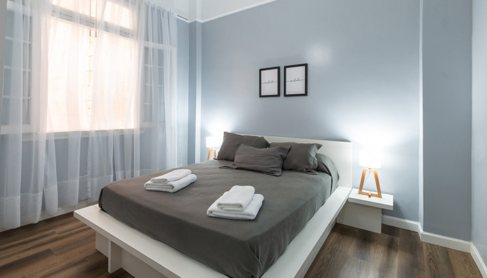 dormitorio azul y gris
