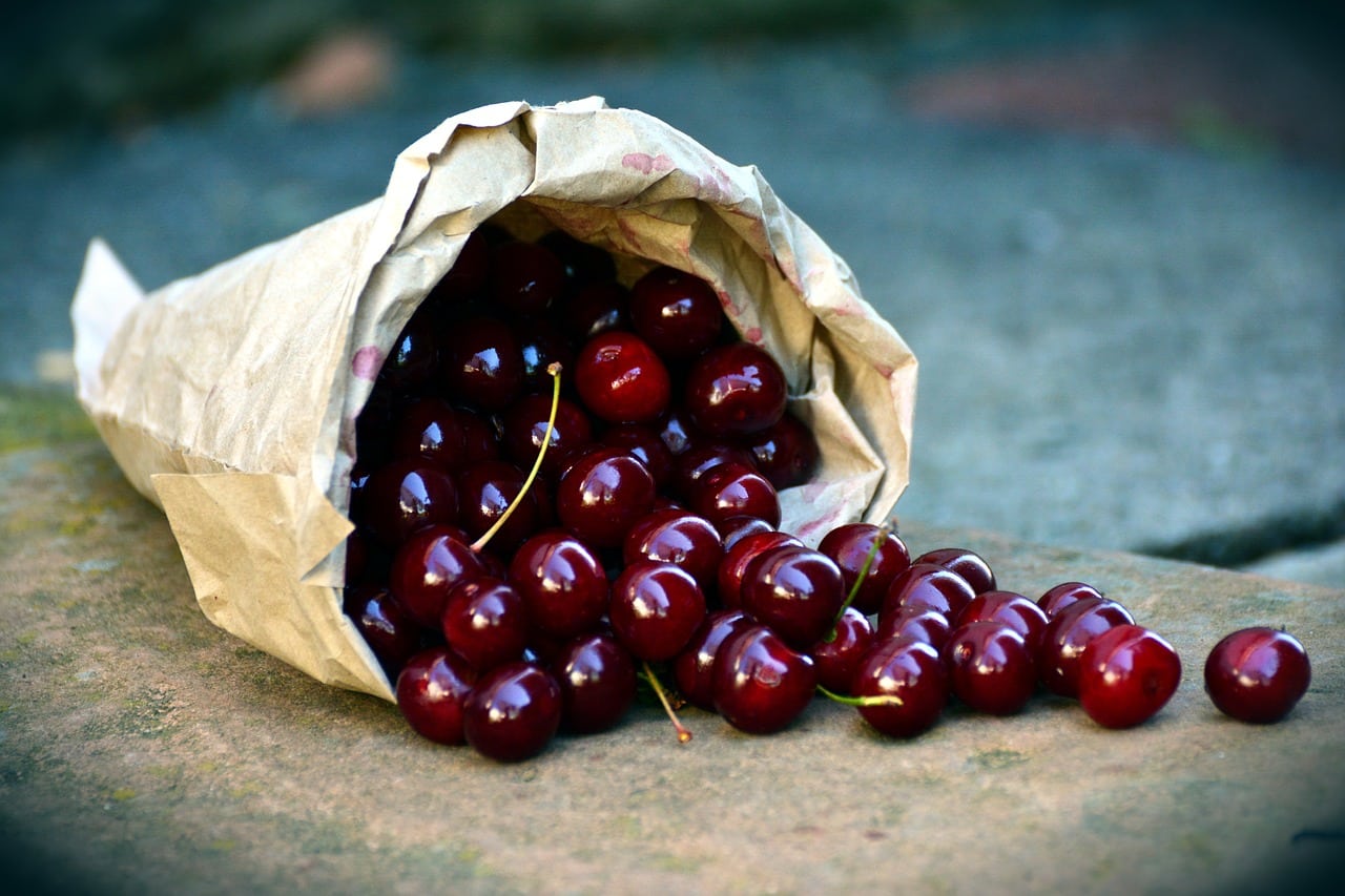 cesta cerezas mesa