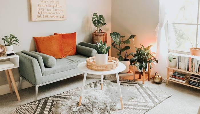un coin dans le salon avec des plantes