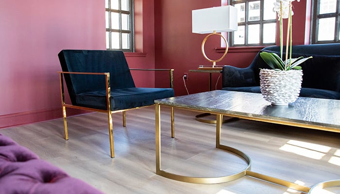 salon avec table dorée