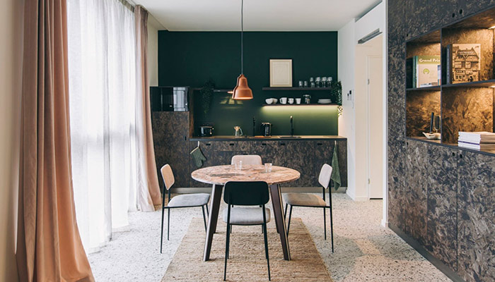 cuisine avec chaises minimalistes