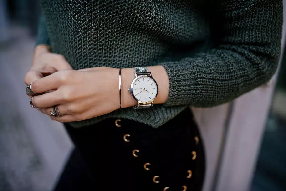 Couture du poignet : trucs et astuces pour améliorer votre jeu de mode avec des montres-bracelets 2 poignet couture femme portant une montre élégante jpg