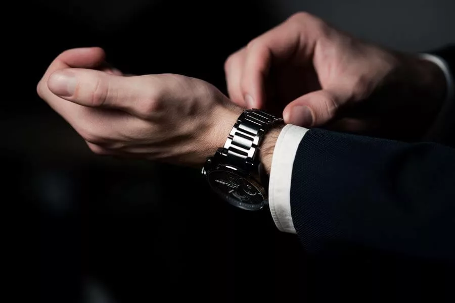 Couture du poignet : trucs et astuces pour améliorer votre jeu de mode avec des montres-bracelets 1 couture du poignet avec une montre-bracelet