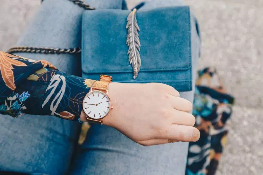 Couture du poignet : trucs et astuces pour améliorer votre jeu de mode avec des montres-bracelets 3 femme coordonnant sa montre avec sa tenue jpg