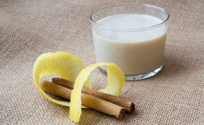Milkshake à la cannelle et au citron pour le petit-déjeuner