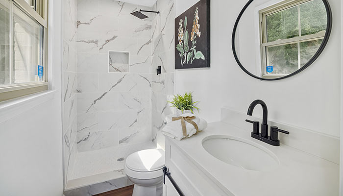 salle de bain avec des sanitaires en ligne